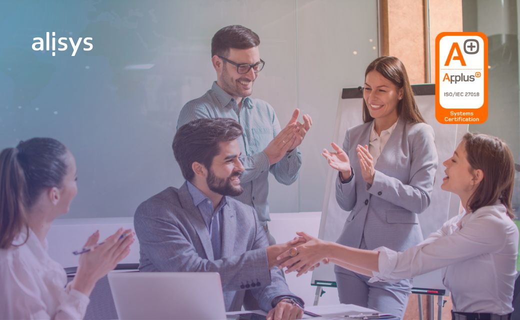 Equipo de personas celebrando la obtención de la certificación ISO 27018