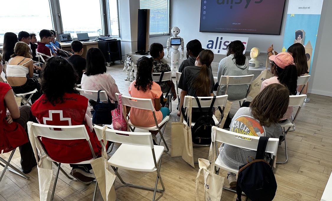 Niñas y niños de un campamento de Cruz Roja Juventud visitan las oficinas de Alisys