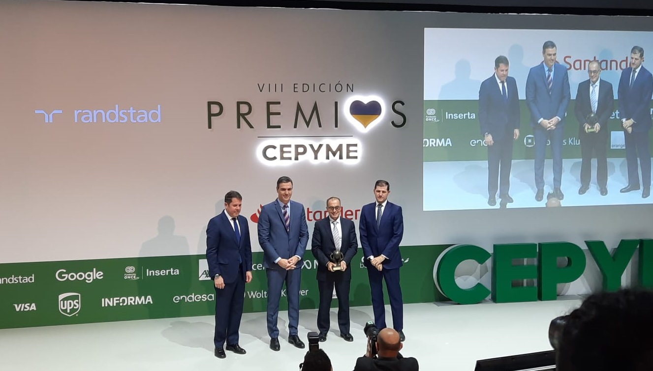 Eduardo Gómez, CEO de Alisys, Reibe el Premio CEPYME de la mano de Pedro SánchezEduardo Gómez, CEO de Alisys, Reibe el Premio CEPYME de la mano de Pedro Sánchez